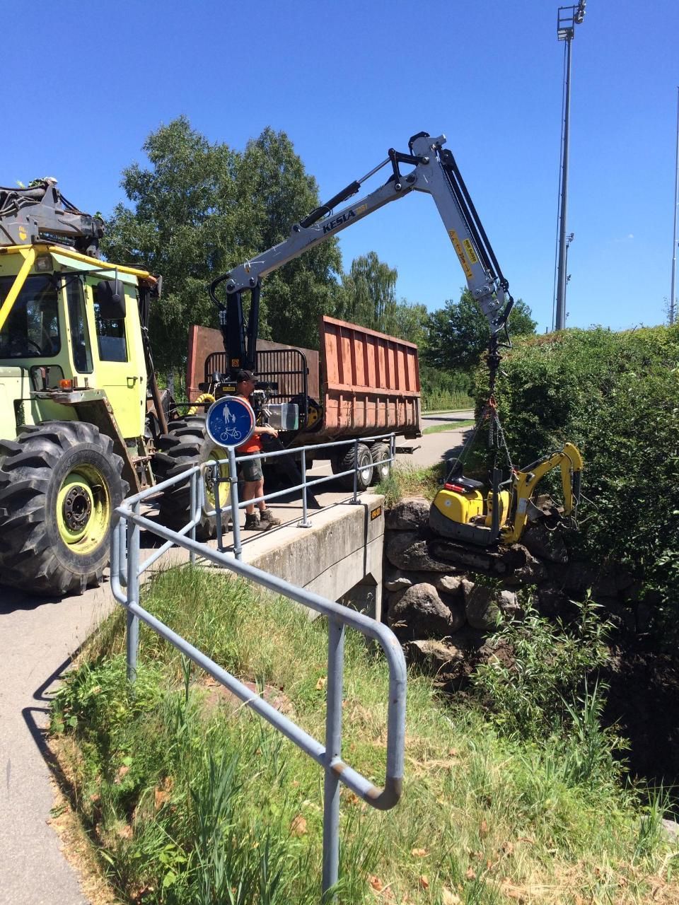 Arbeiten am Fluss durch Vontobel Forst und Gartenbau