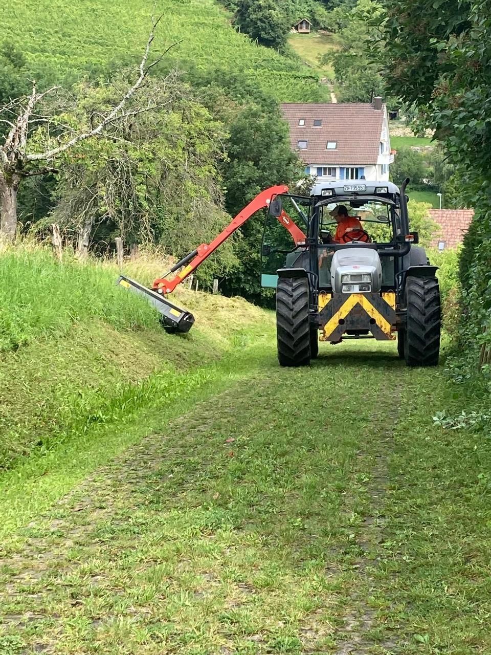 Mähen von Feldwegen durch Vontobel Forst und Gartenbau