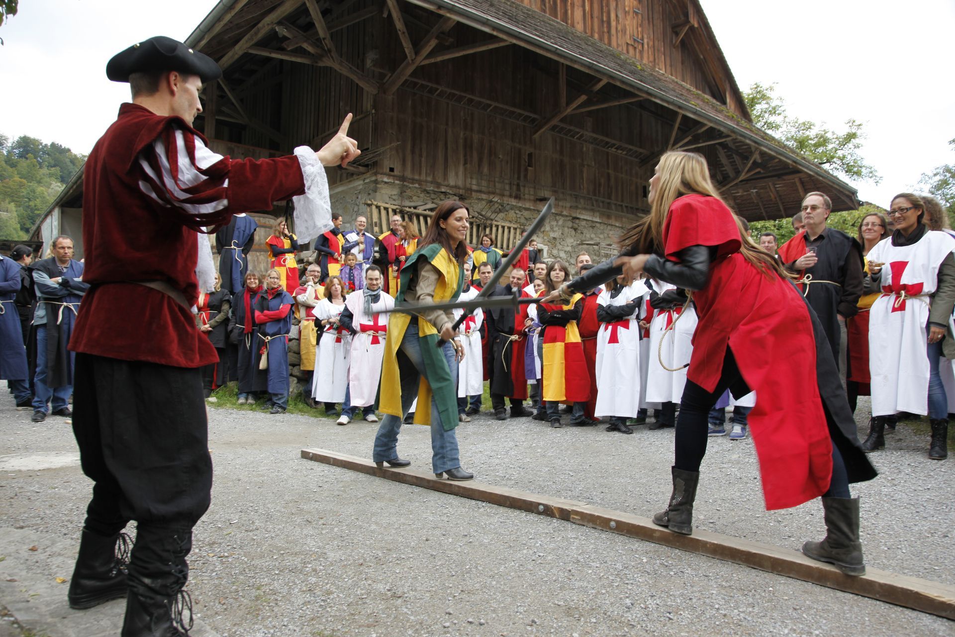 Ritterduell vor dem Dorf - epischer Schwertkampf in mittelalterlicher Kulisse.