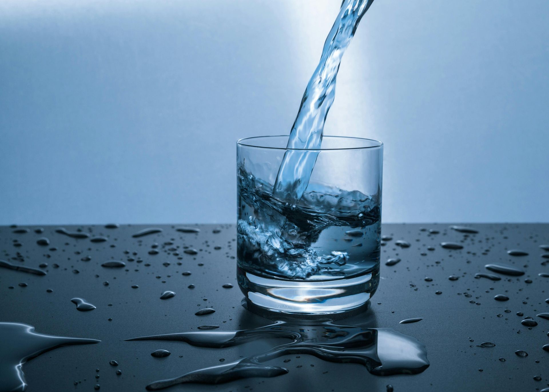 Ein Glas mit frischem gefiltertem Wasser