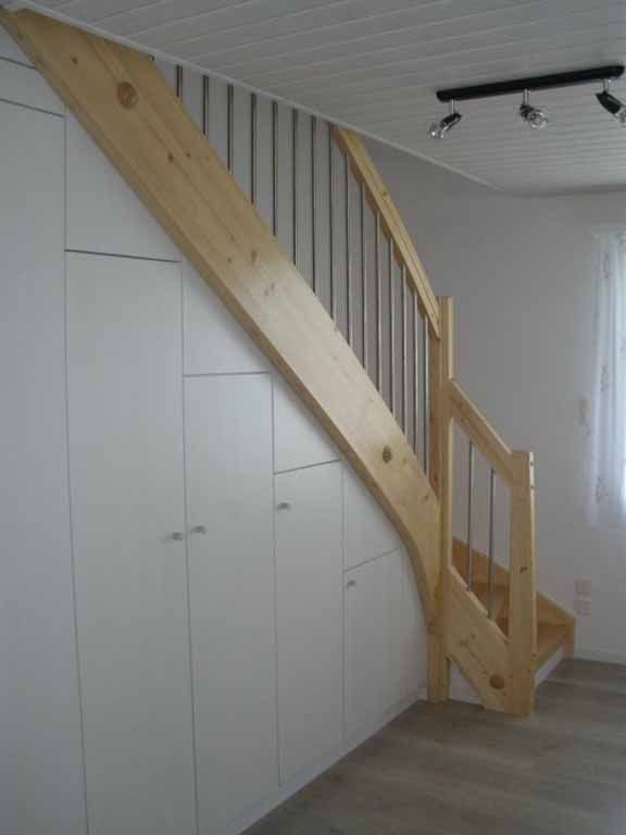 Einbauschrank unter Treppe - Schreinerei Hansueli Keller - Bauma