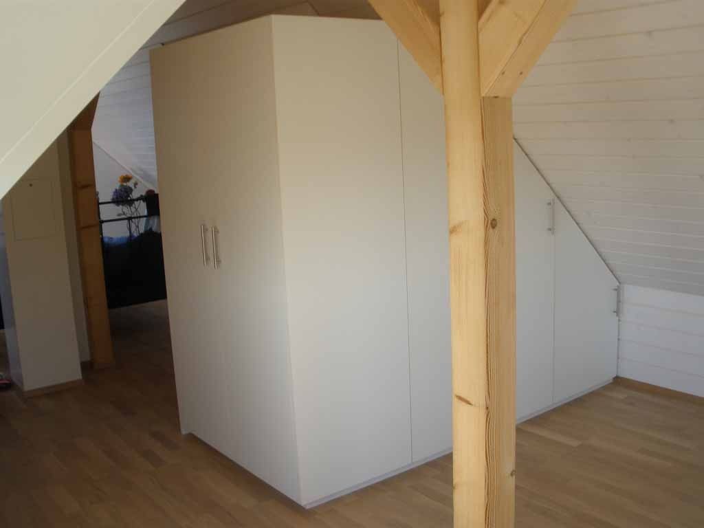 Einbauschrank in Dachschräge - Schreinerei Hansueli Keller - Bauma