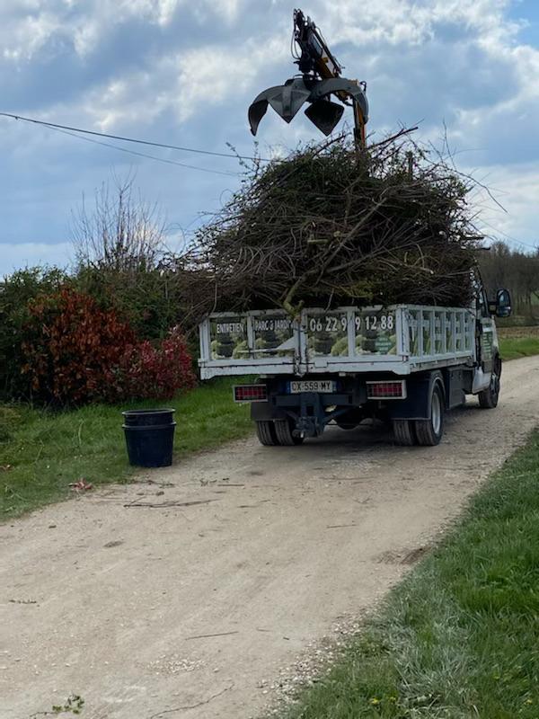 Camion de l'élagueur-grimpeur de Reinhardh Élagage qui évacue des branches grâce à sa remorque