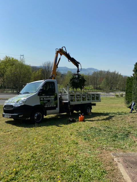 Utilisation du véhicule d'intervention de Reinhardh Élagage, une camionnette à remorque, pour des branchages