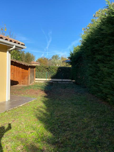 Vue de l'endroit désormais aplani où gisait jadis un arbre feuillu mais gênant pour la maison attenante