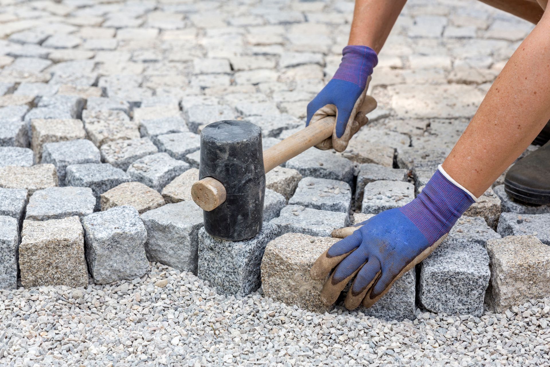 Gärtnerin verlegt Rollrasen