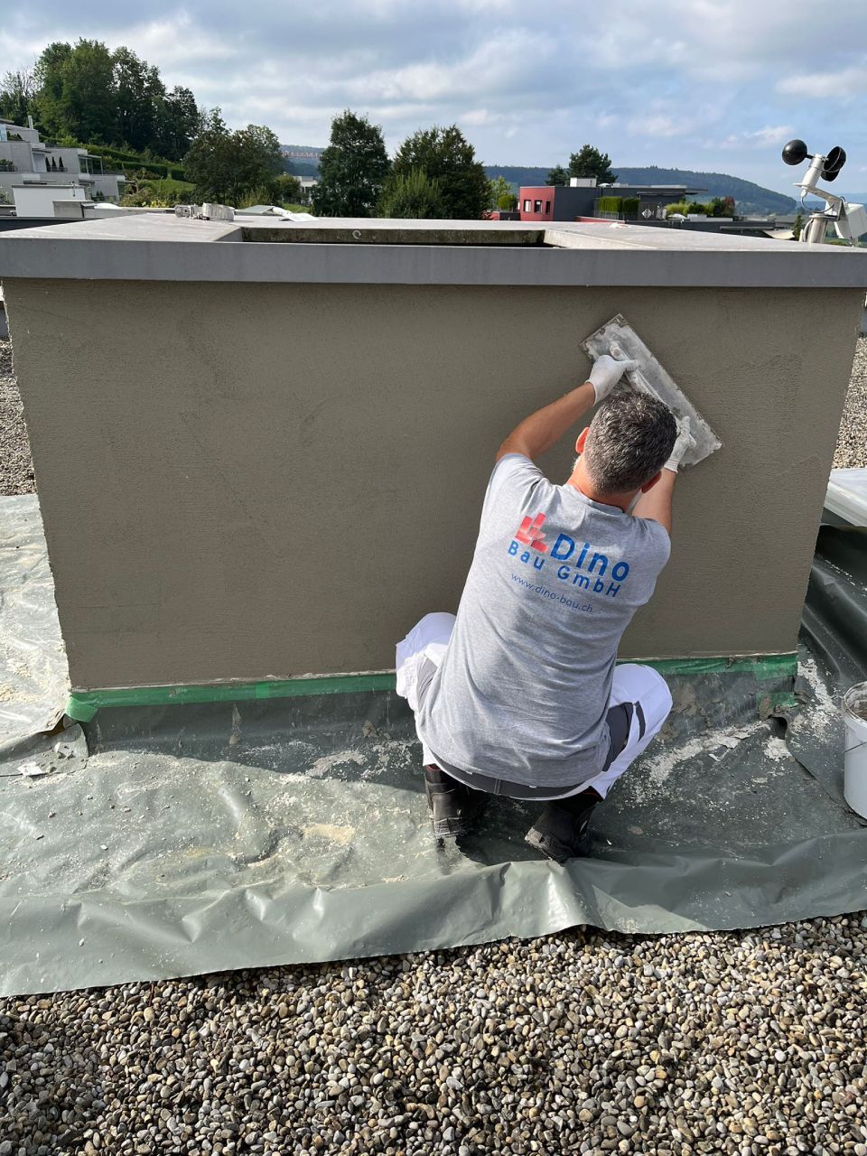 Bauarbeiter verputzt Mauer