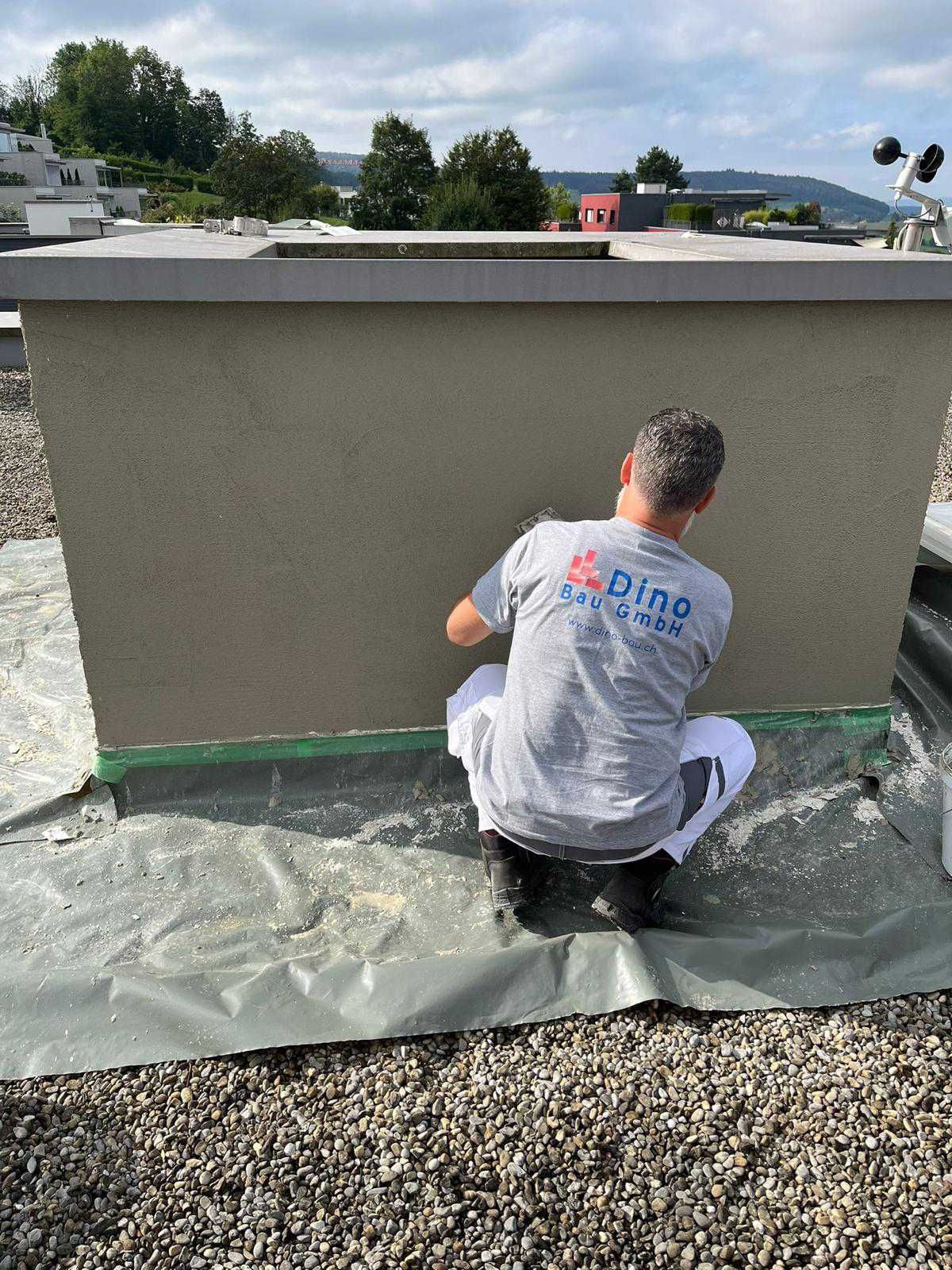 Maurer verputzt Aussenwand