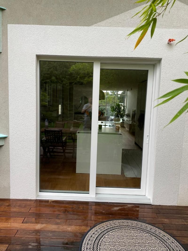 Blick von der Terrasse in eine Küche