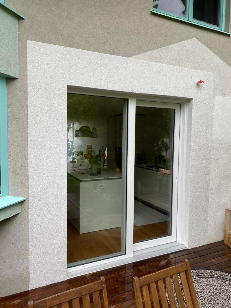 Blick von der Terrasse in eine Küche