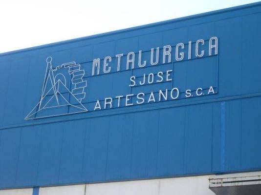 Un edificio azul con Metalúrgica S. José Artesano Sca escrito en él.