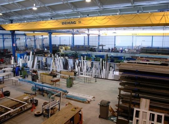 Un gran almacén con una grúa que dice demag.