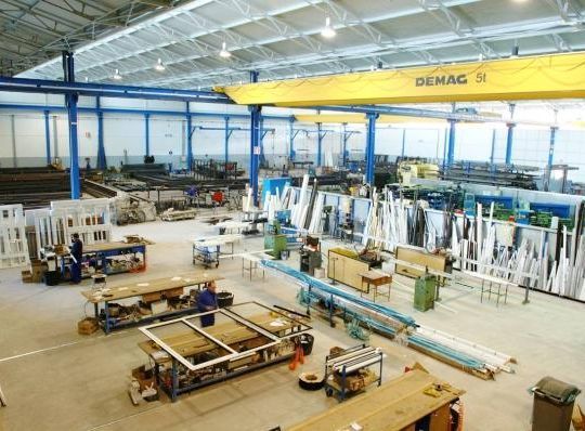 Un gran almacén con una grúa que dice demag.