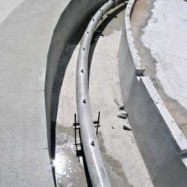 Un primer plano de un tubo de metal sobre una superficie de hormigón.