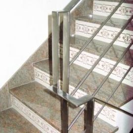 Un primer plano de una escalera con barandilla de acero inoxidable.