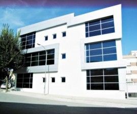 Un gran edificio blanco con muchas ventanas.