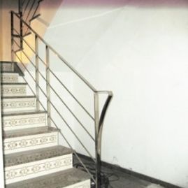 Un conjunto de escaleras con barandilla de acero inoxidable.