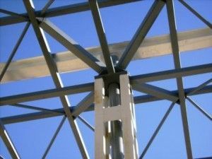 Un primer plano de una estructura de metal con un cielo azul de fondo.