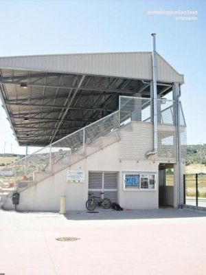Una bicicleta está estacionada delante de un edificio con escaleras.