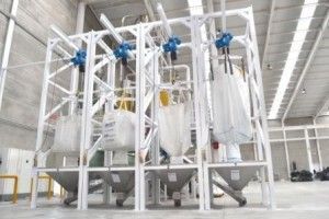 Un almacén con un montón de bolsas colgando del techo.