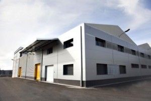 Un gran edificio blanco con muchas ventanas y puertas.