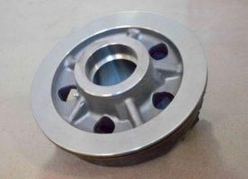 Un primer plano de un objeto de metal con un agujero en el medio sobre una mesa.