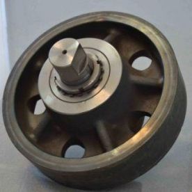 Un primer plano de una rueda de metal con agujeros.