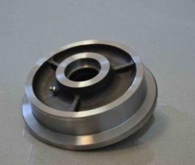 Un objeto de metal con un agujero en el medio está sobre una mesa.