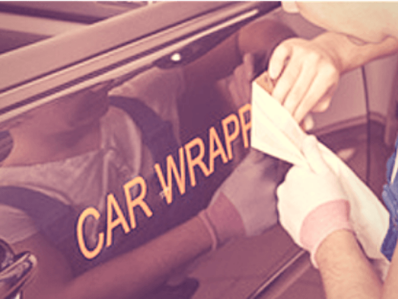 Collage de mots sur une voiture