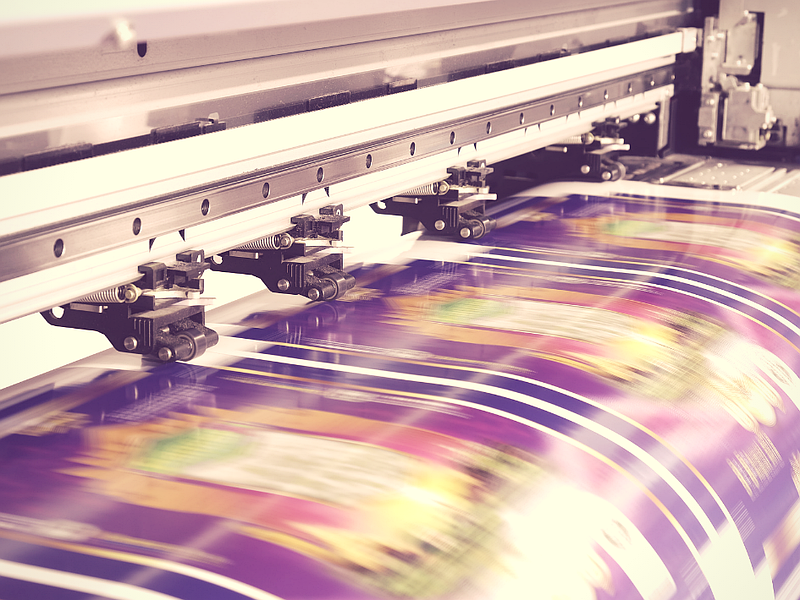 Sortie de papier d'une grande imprimante