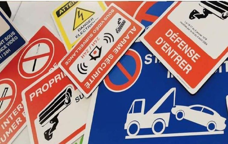 Plusieurs panneaux de signalétique