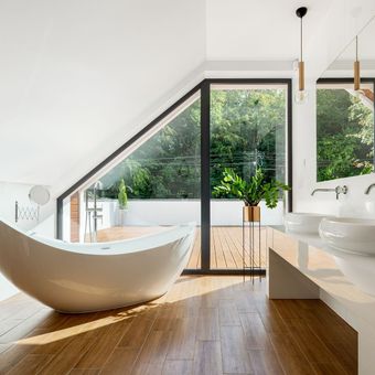 Salle de bains moderne avec une vitre sur mesure