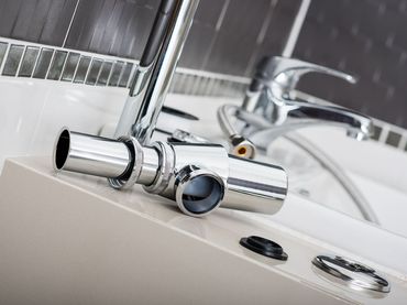 Robinet démonté posé sur un lavabo