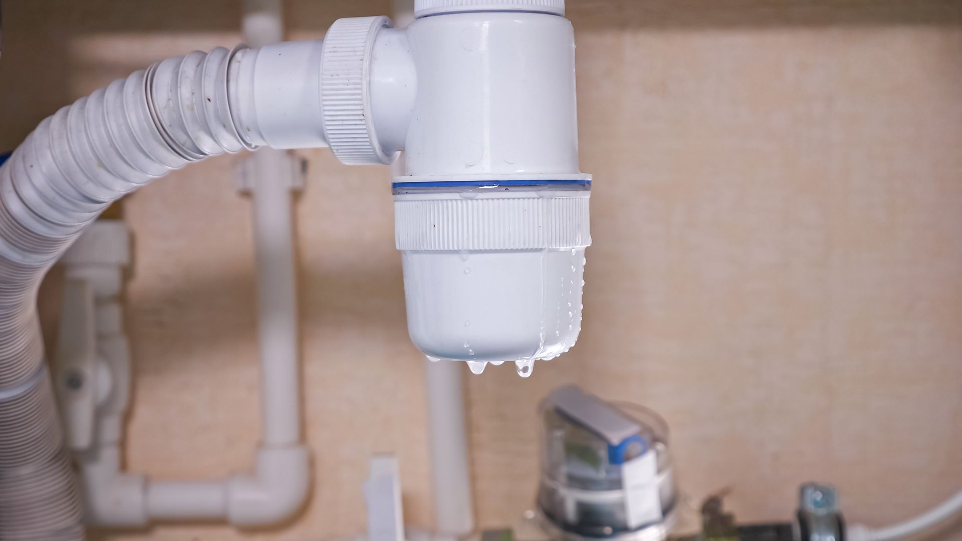 Siphon avec de l'eau qui coule