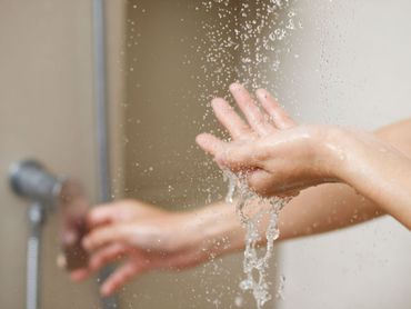 Mains avec de l'eau qui coule