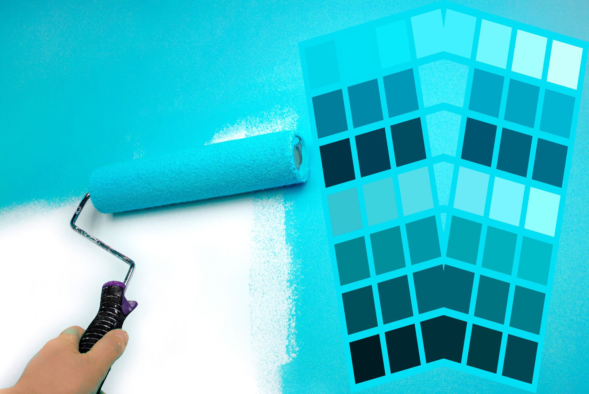 Peindre un mur à la main avec un rouleau à peinture turquoise à côté d'un échantillon de couleur.