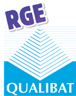 Logo RGE Qualibat : pyramide bleue à lignes blanches sur un carré bleu clair ; texte « RGE » violet.