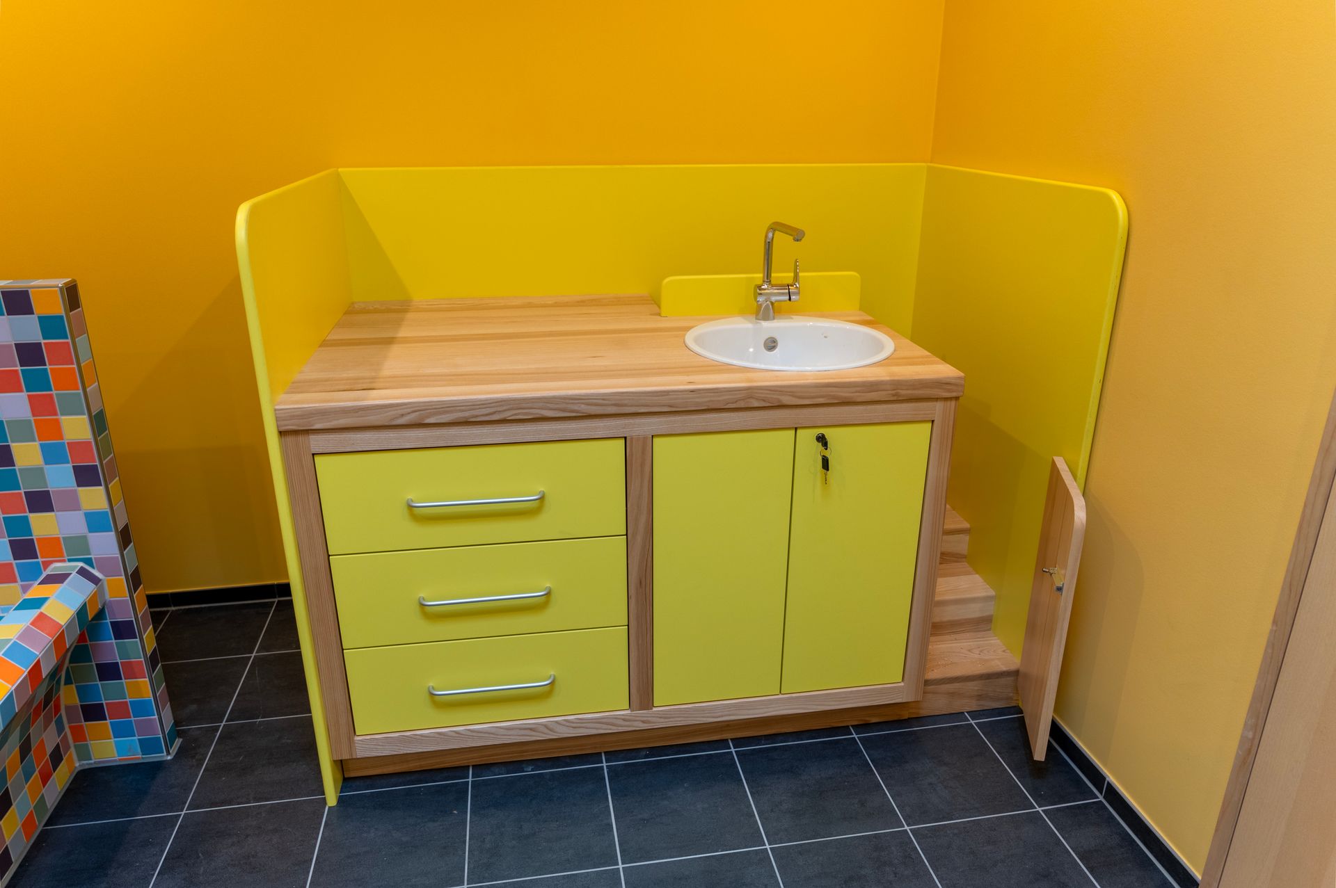 Gelber Einbauschrank mit einem Waschbecken