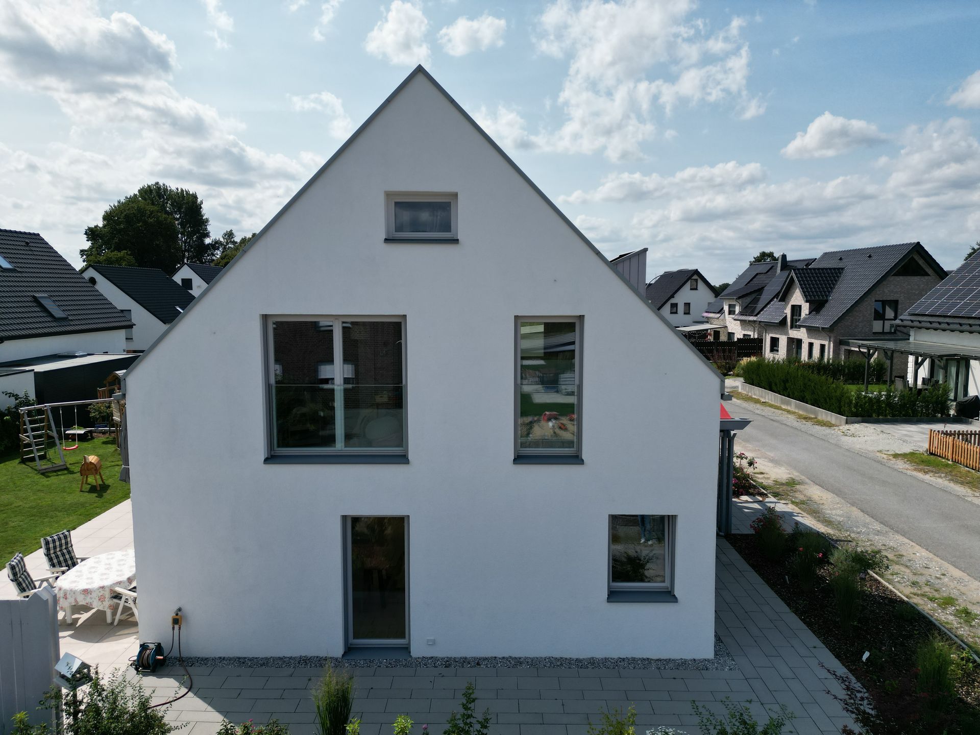 Seitenansicht Neubau mit Fenstern