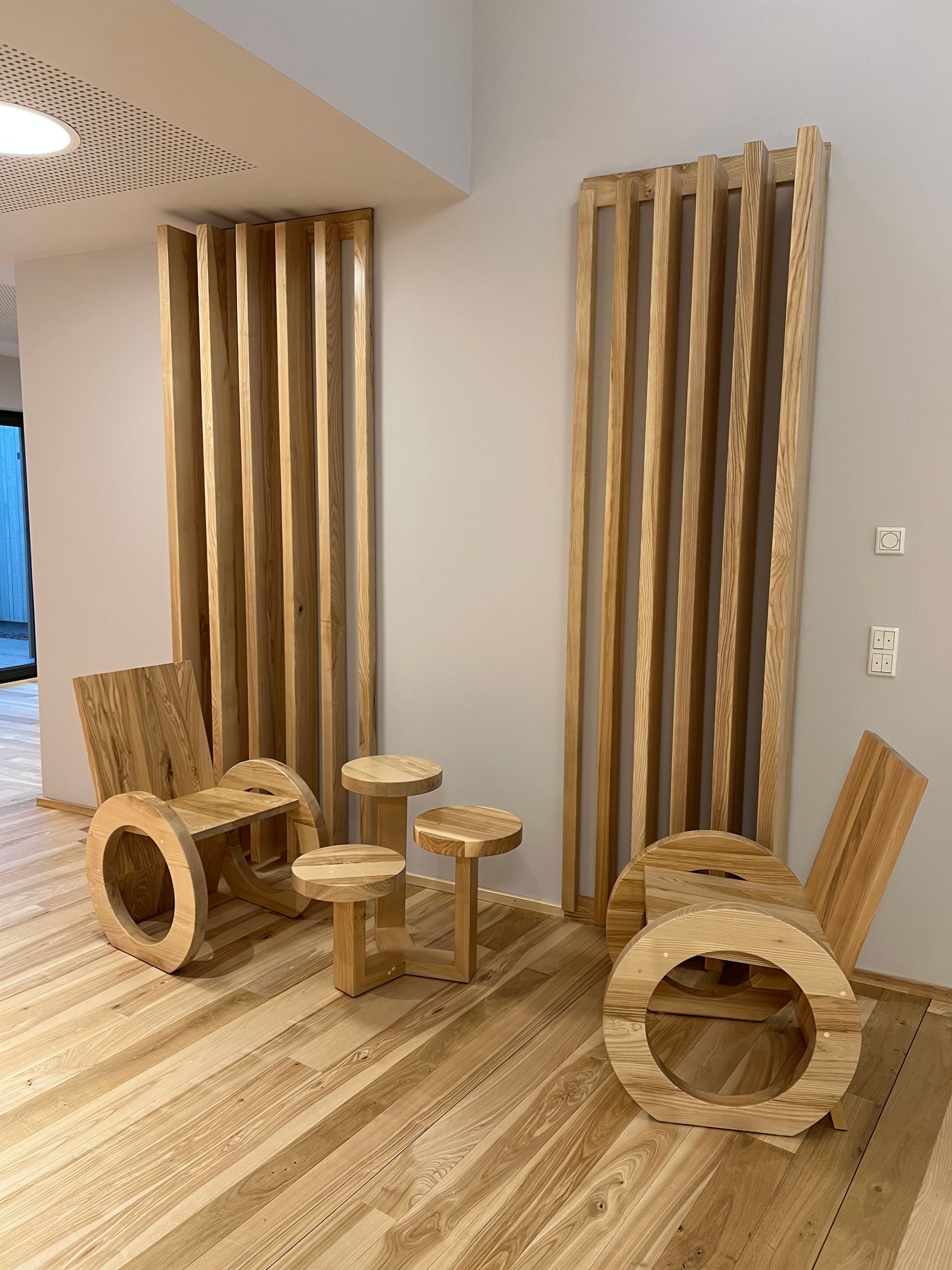 Sitzecke aus Holzmöbeln