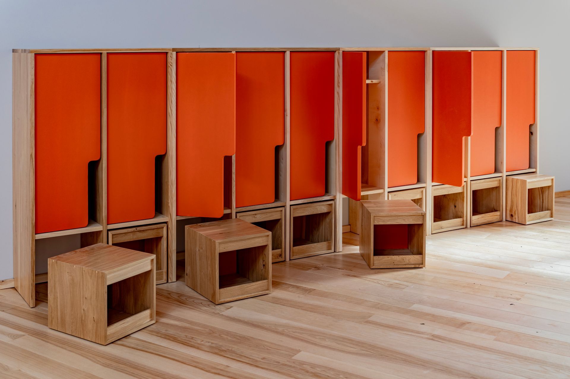 Umkleideschränke in Orange mit Holzkisten davor