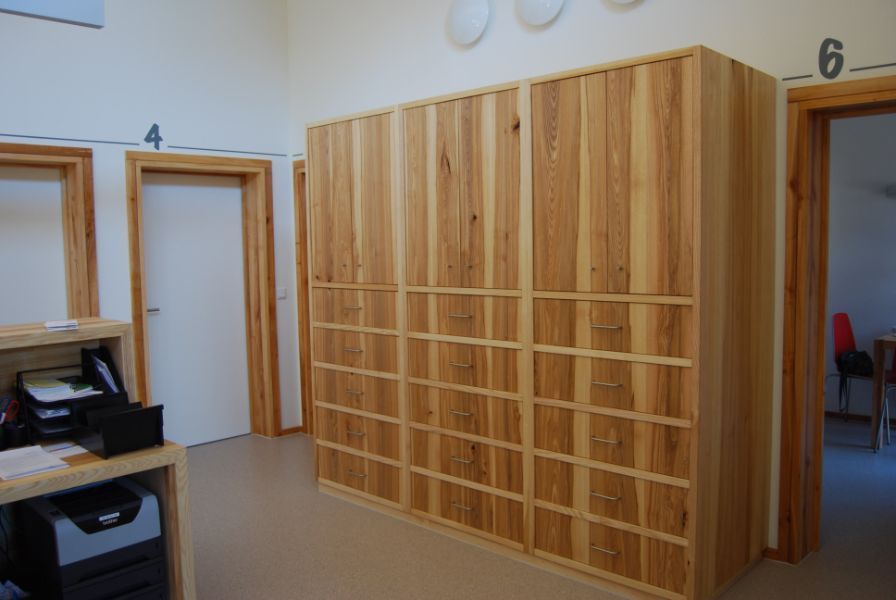 Beispiel Holzschrank