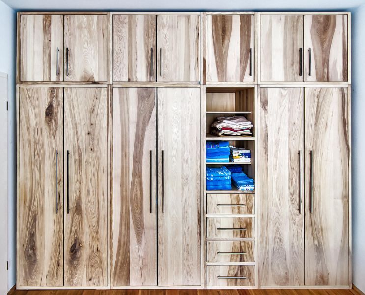 Beispiel Massivholzschrank
