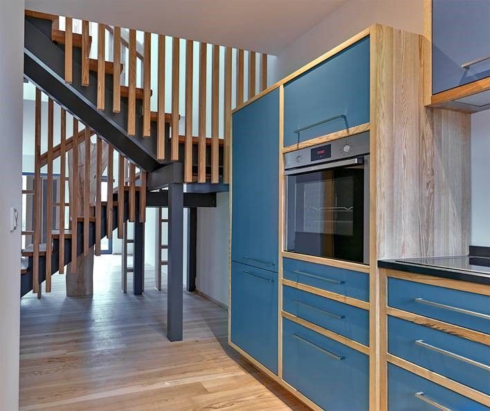 Blaue Küchenzeile mit einer Treppe an der Seite