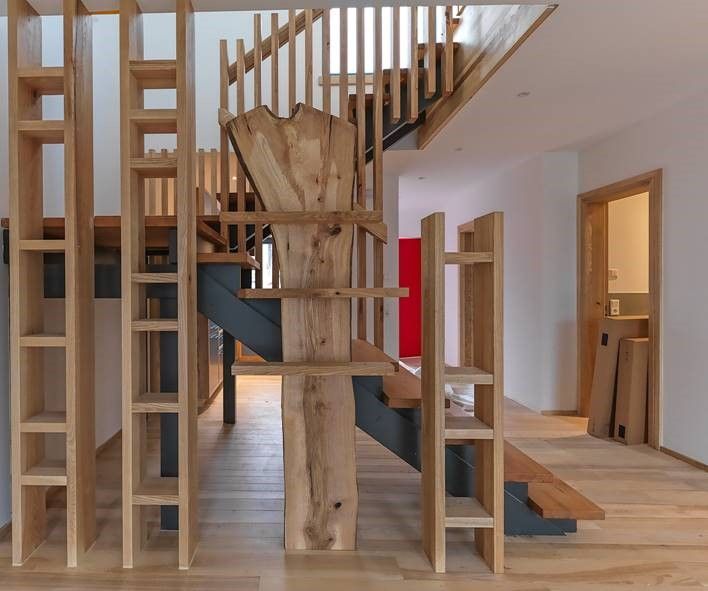 Aus Holz gebauter Treppenaufgang