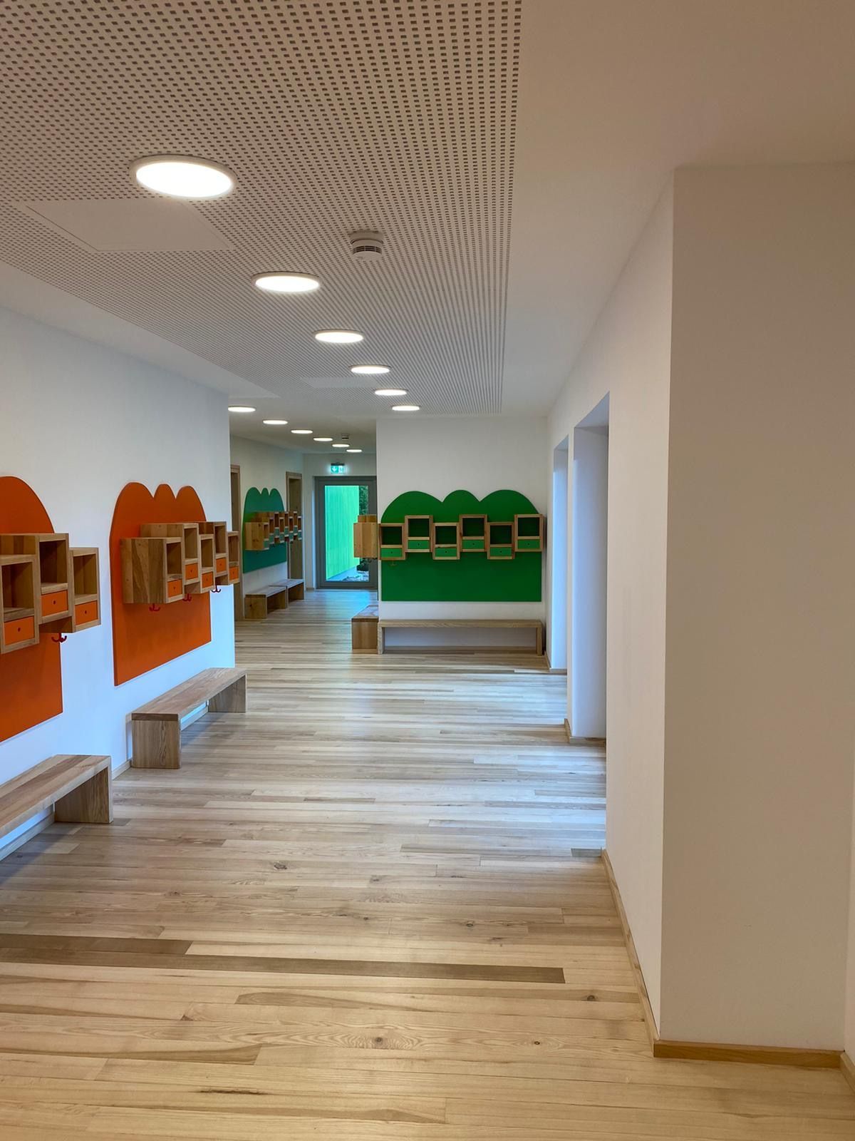 Flur Kindergarten mit Kästen und Bänken vor einer Tür