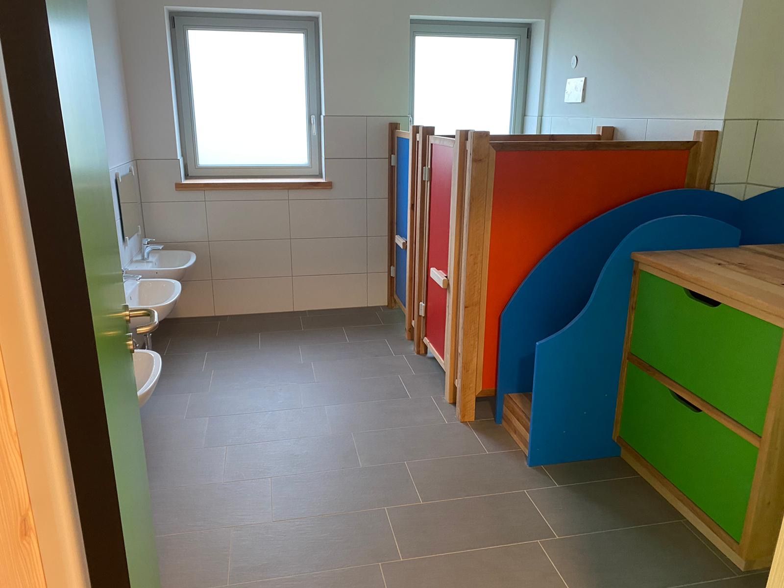 Toiletten und Waschraum in einem Kindergarten