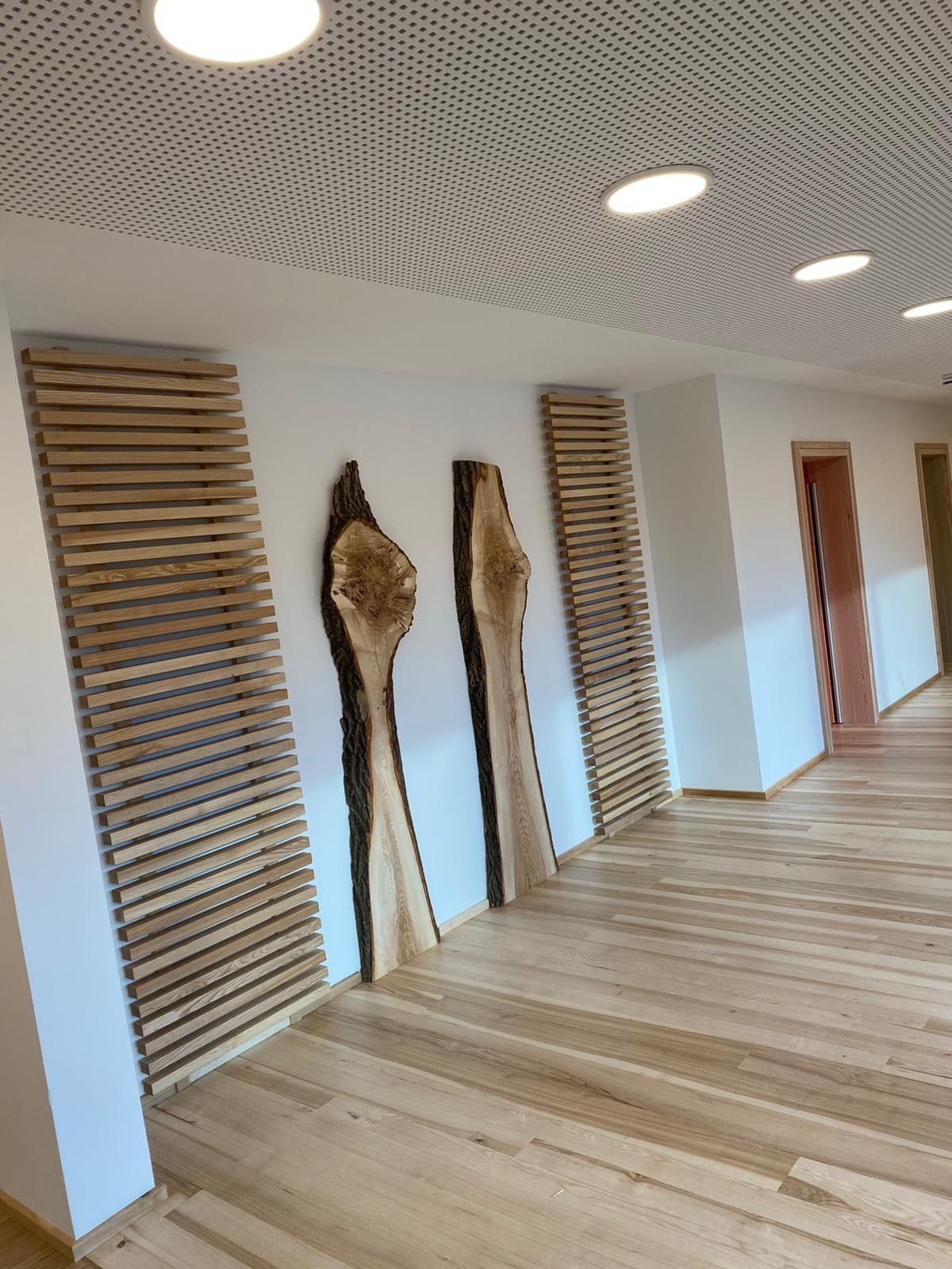 Holzpanele an einer Wand in einem Flur