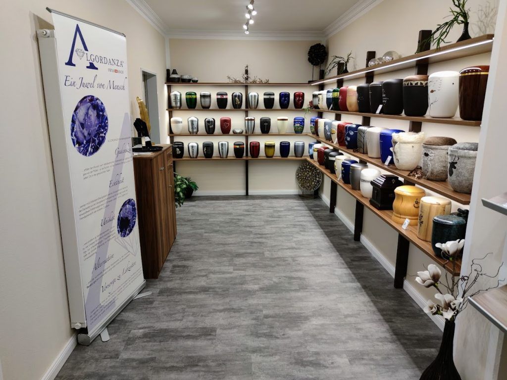 Ausstellung von Urnen, Bestattungen Karow