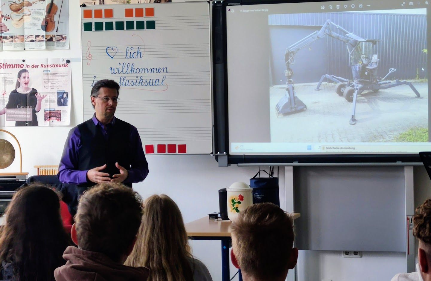 Martin Karow hält einen Vortrag in einer Schule in Bogen